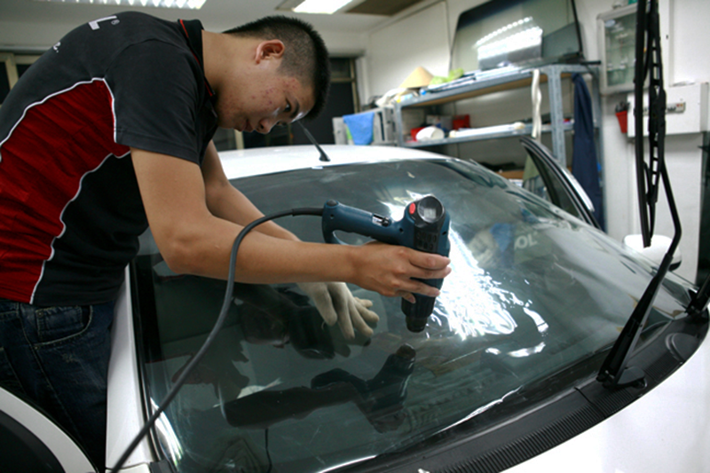 Thi công dán kính cách nhiệt solarfree cho xe hơi