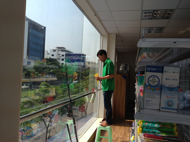 Thi công dán kính tại Nguyễn Chí Thanh